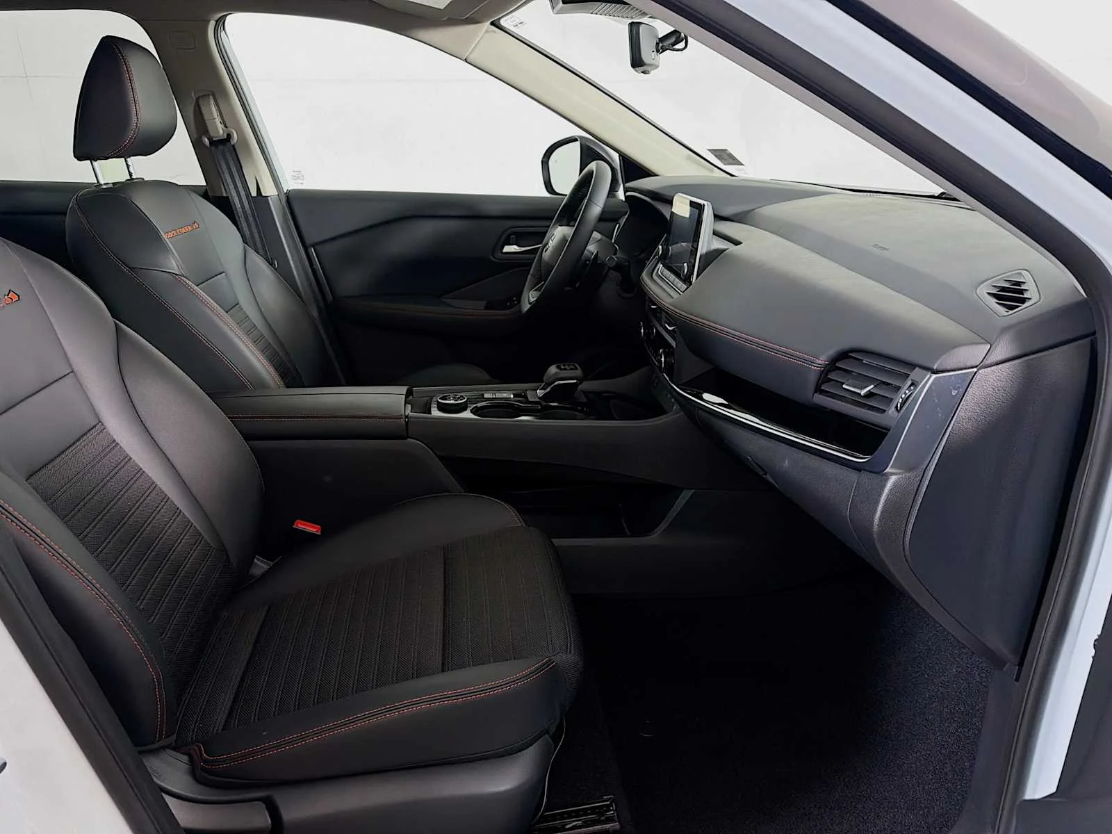 Certified Used 2025 Everest White Pearl Nissan Rock Creek image 24