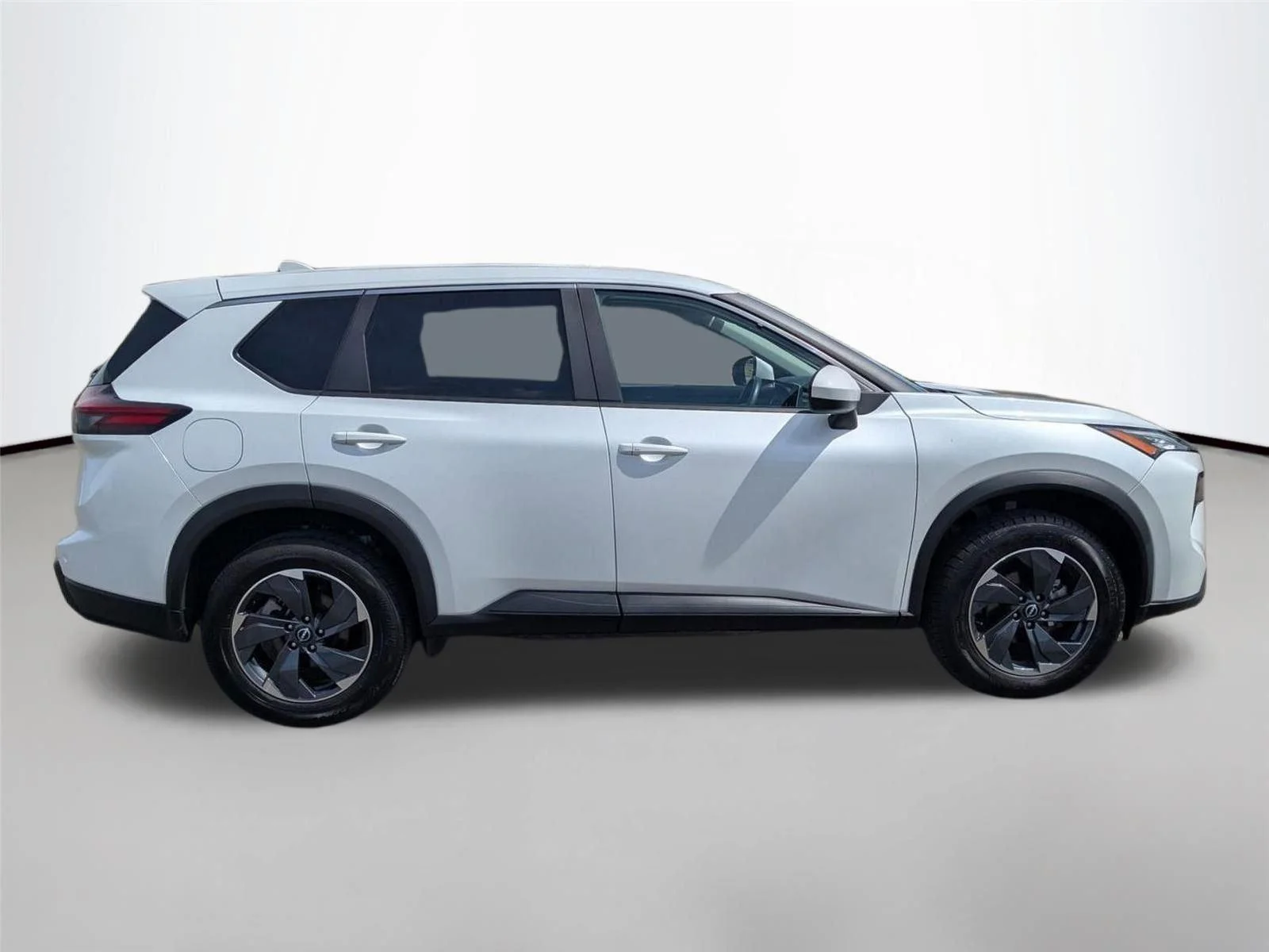 Used 2024 Everest White Pearl Nissan SV image 5