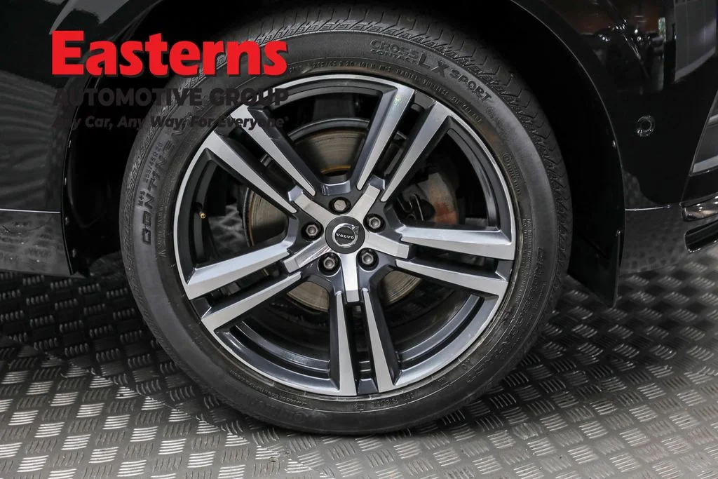 Used 2019 Black Volvo T5 Momentum image 31