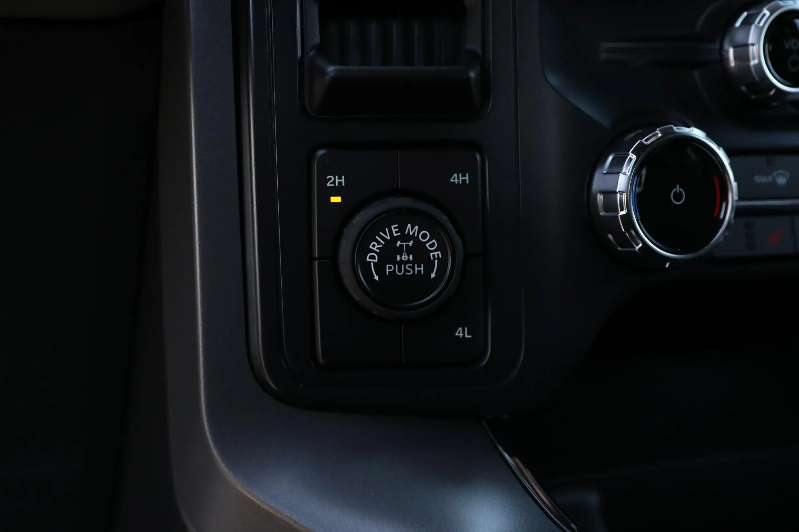 New 2026 Agate Black Metallic Ford XLT image 18