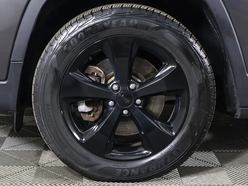 Used 2019 Gray Jeep Latitude Plus image 19