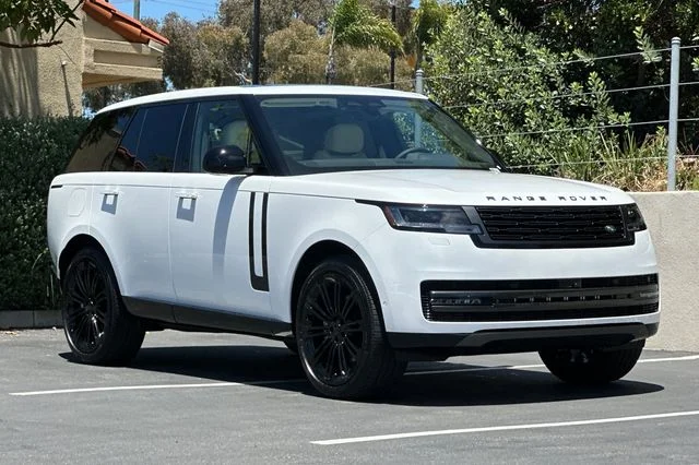 New 2026 Ostuni Pearl White Land Rover SE image 7
