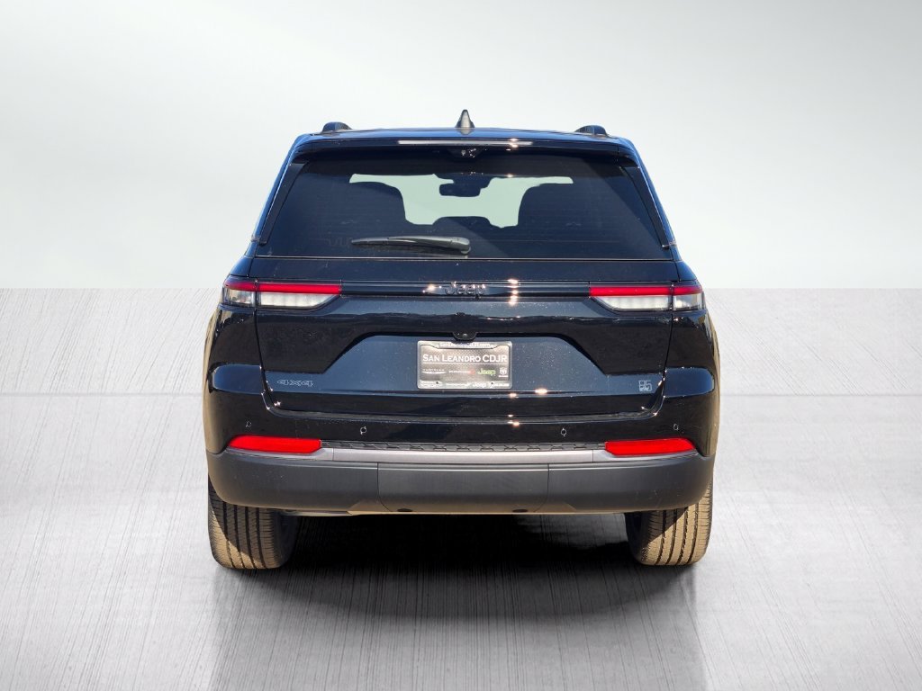 New 2026 Diamond Black Crystal Pearl-Coat Exterior Paint Jeep  image 5