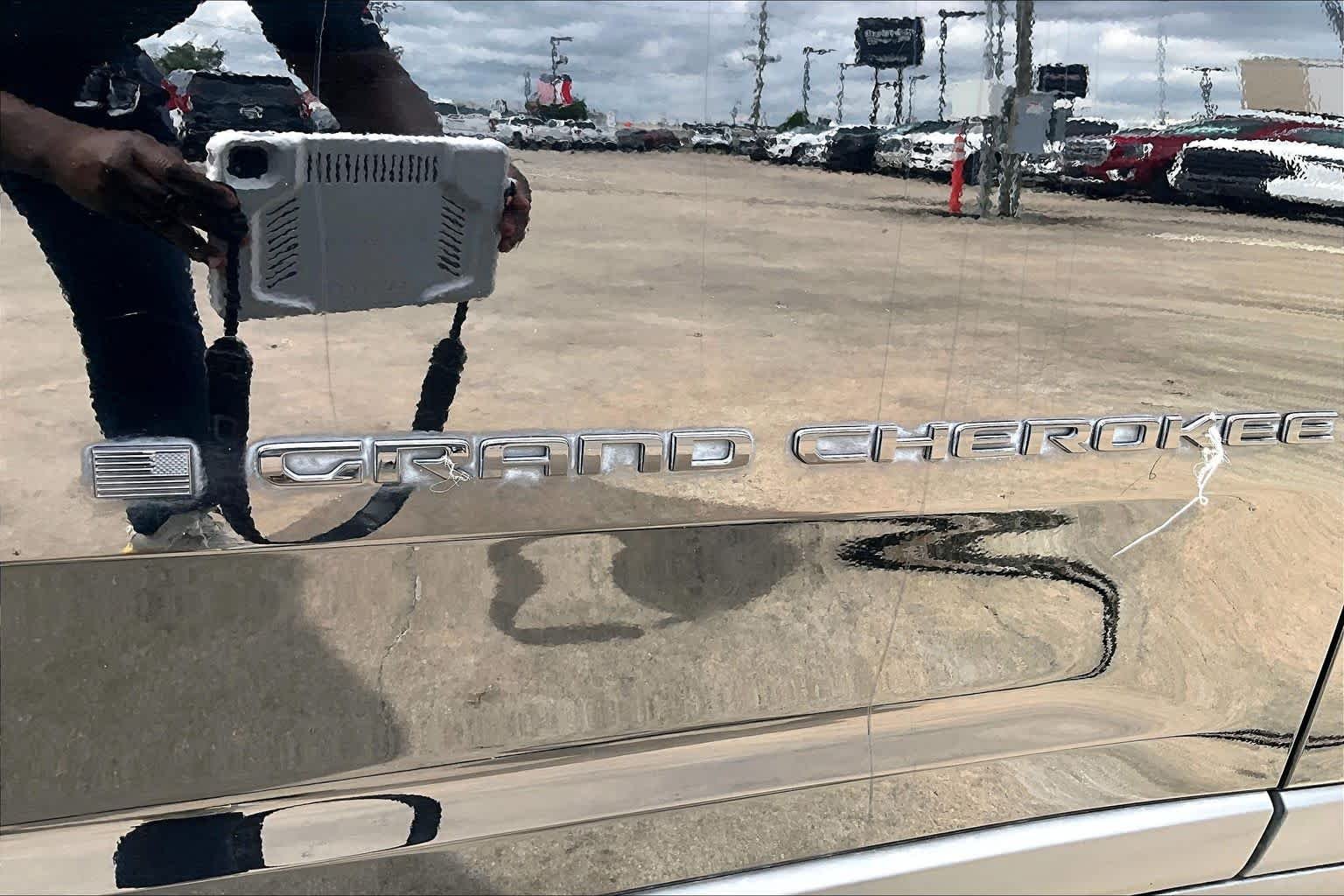 Used 2022 Diamond Black Crystal Pearlcoat Jeep Laredo image 10