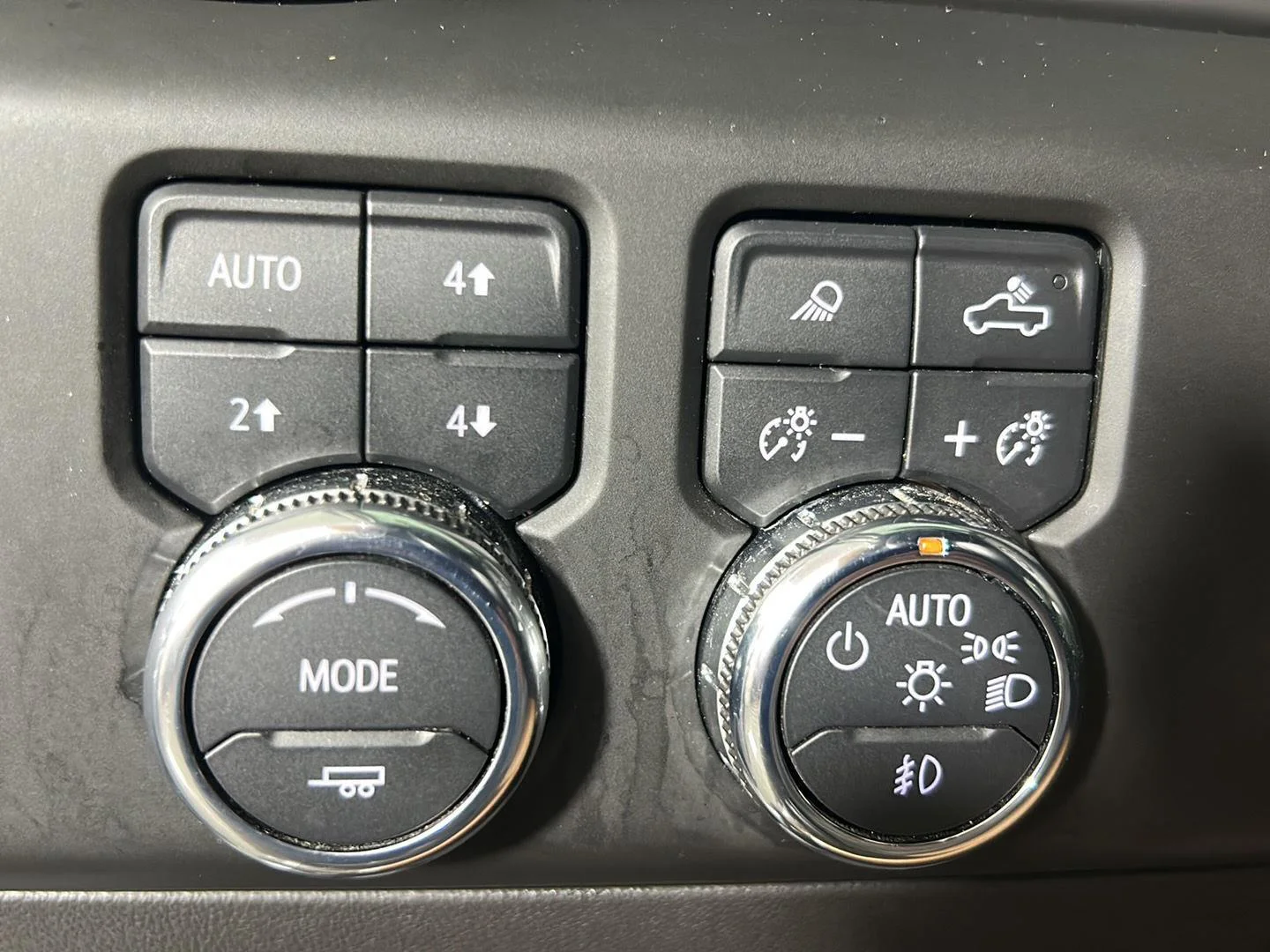 Used 2023 White Frost Tricoat GMC Denali image 23