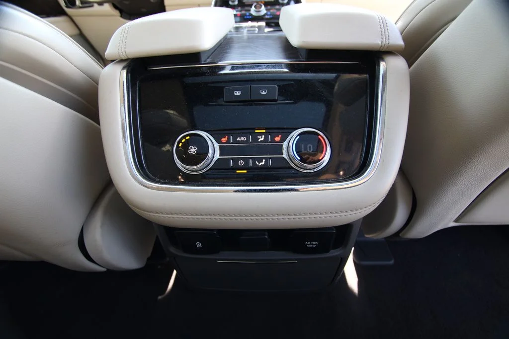 Used 2019 White Platinum Tri-Coat Metallic Lincoln Reserve image 40