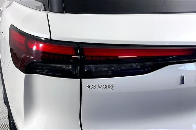 Used 2023 White INFINITI LUXE image 19