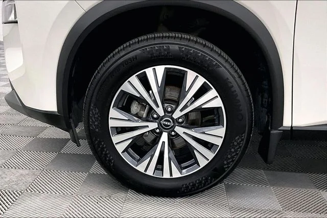Used 2023 Pearl White Tricoat Nissan SV image 10