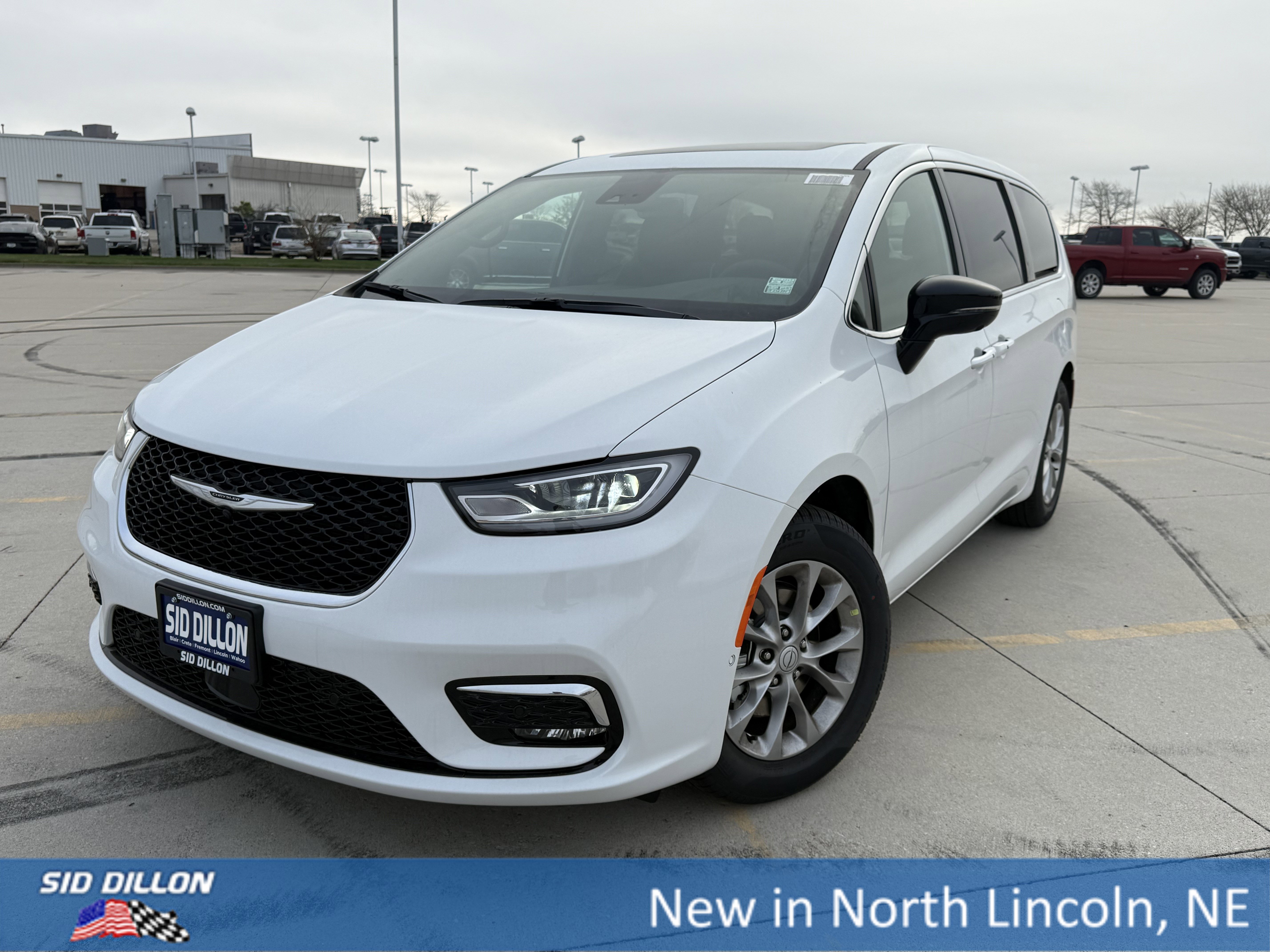 2026 Chrysler Pacifica Limited's photo