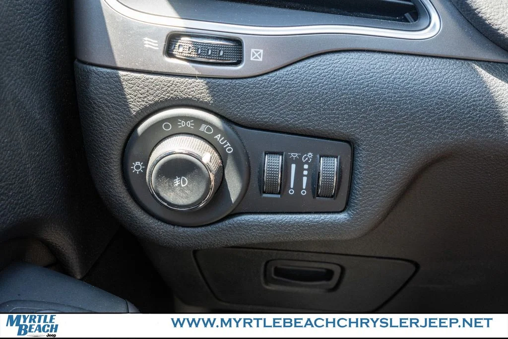 Certified Used 2022 Diamond Black Jeep Latitude Lux image 29