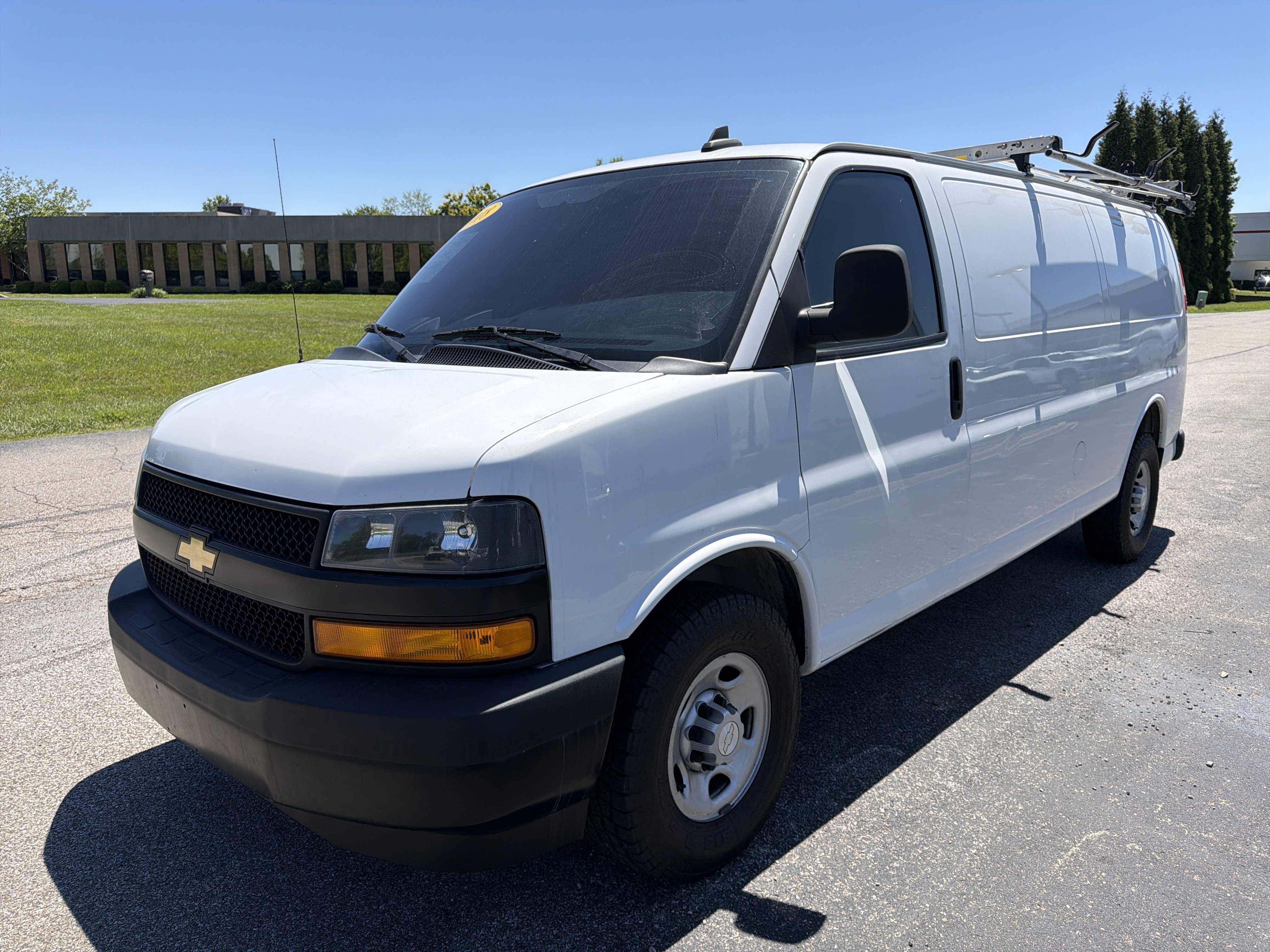 Used 2018 Summit White Chevrolet  image 4