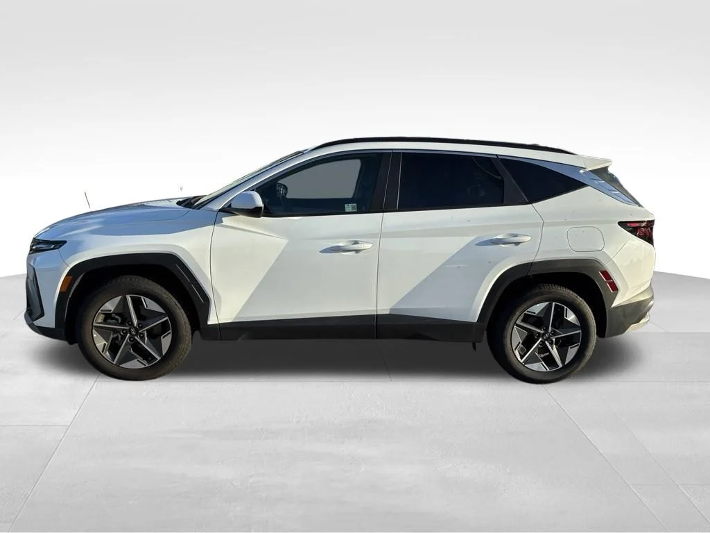 Used 2025 White Hyundai SEL image 2