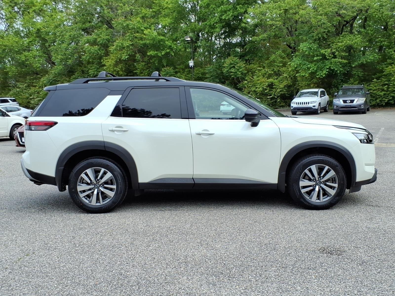 Used 2023 Pearl White Tricoat/Super Black Nissan SL image 6