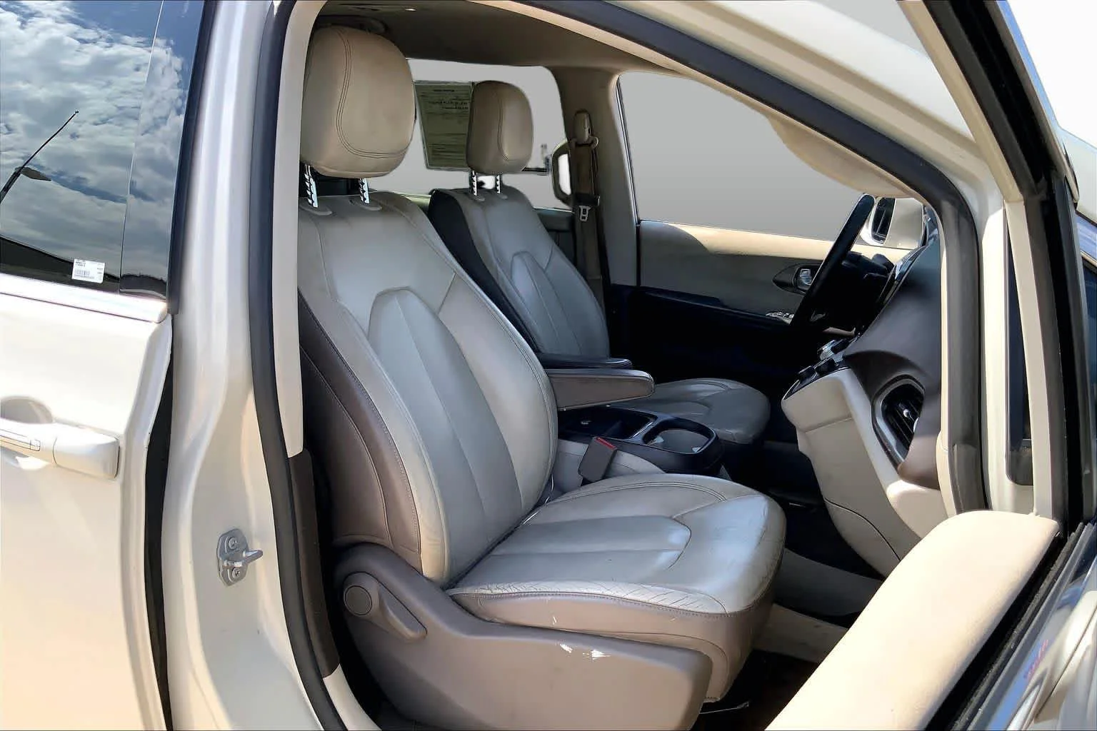 Used 2017 Tusk White Chrysler Touring-L image 8