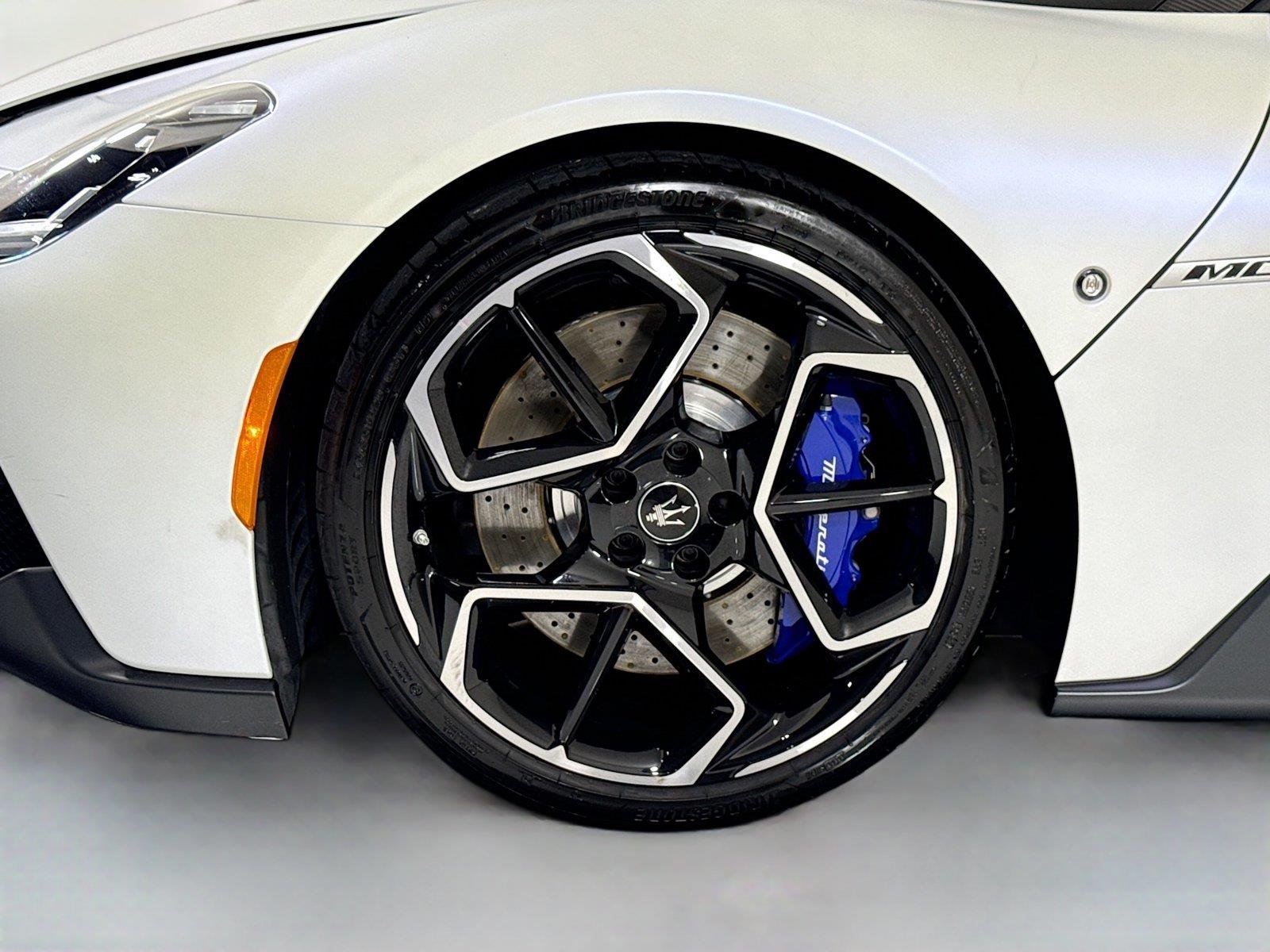 Used 2023 Bianco Solid Maserati  image 38
