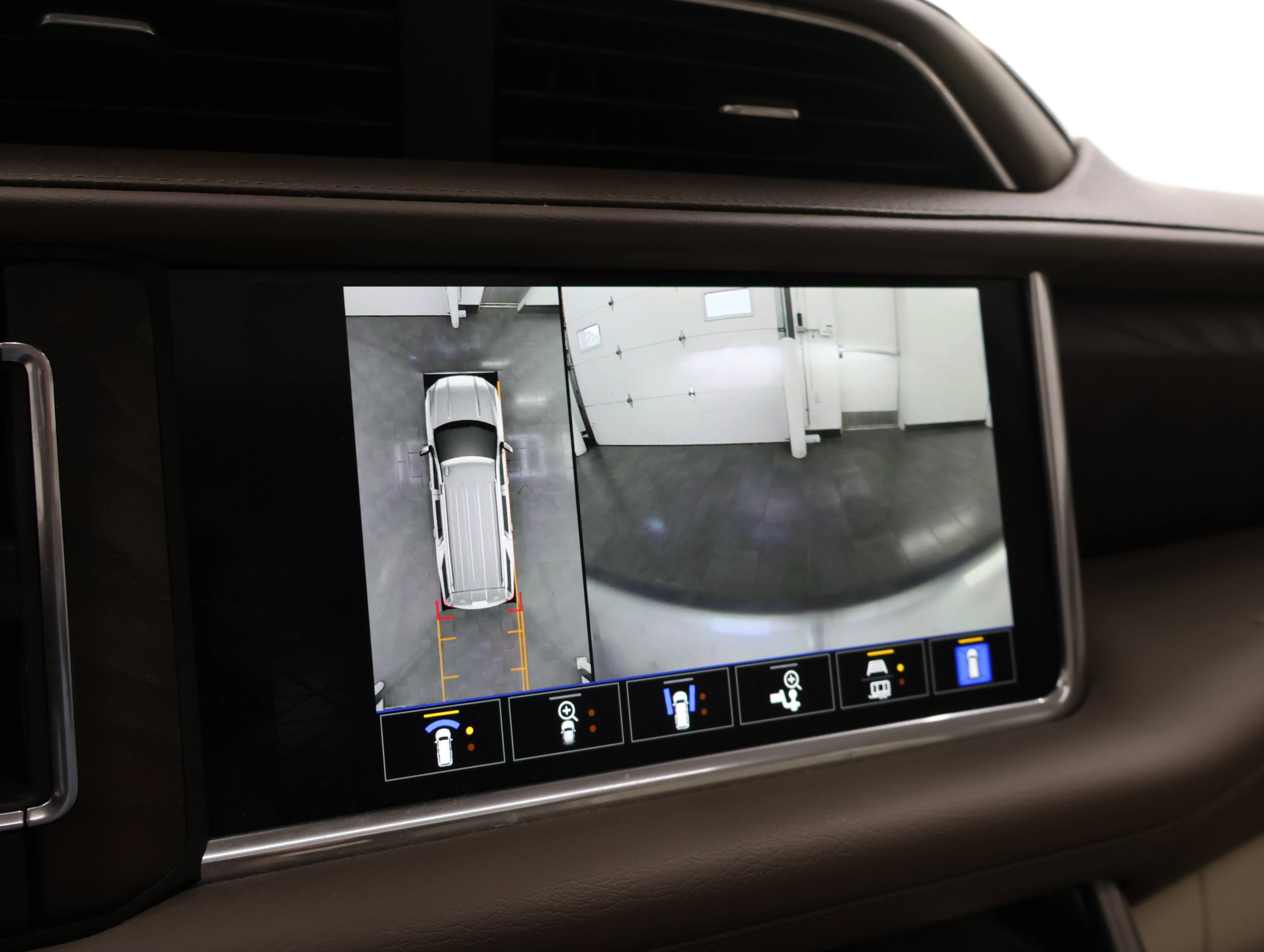Used 2022 Redwood Metallic GMC Denali image 18