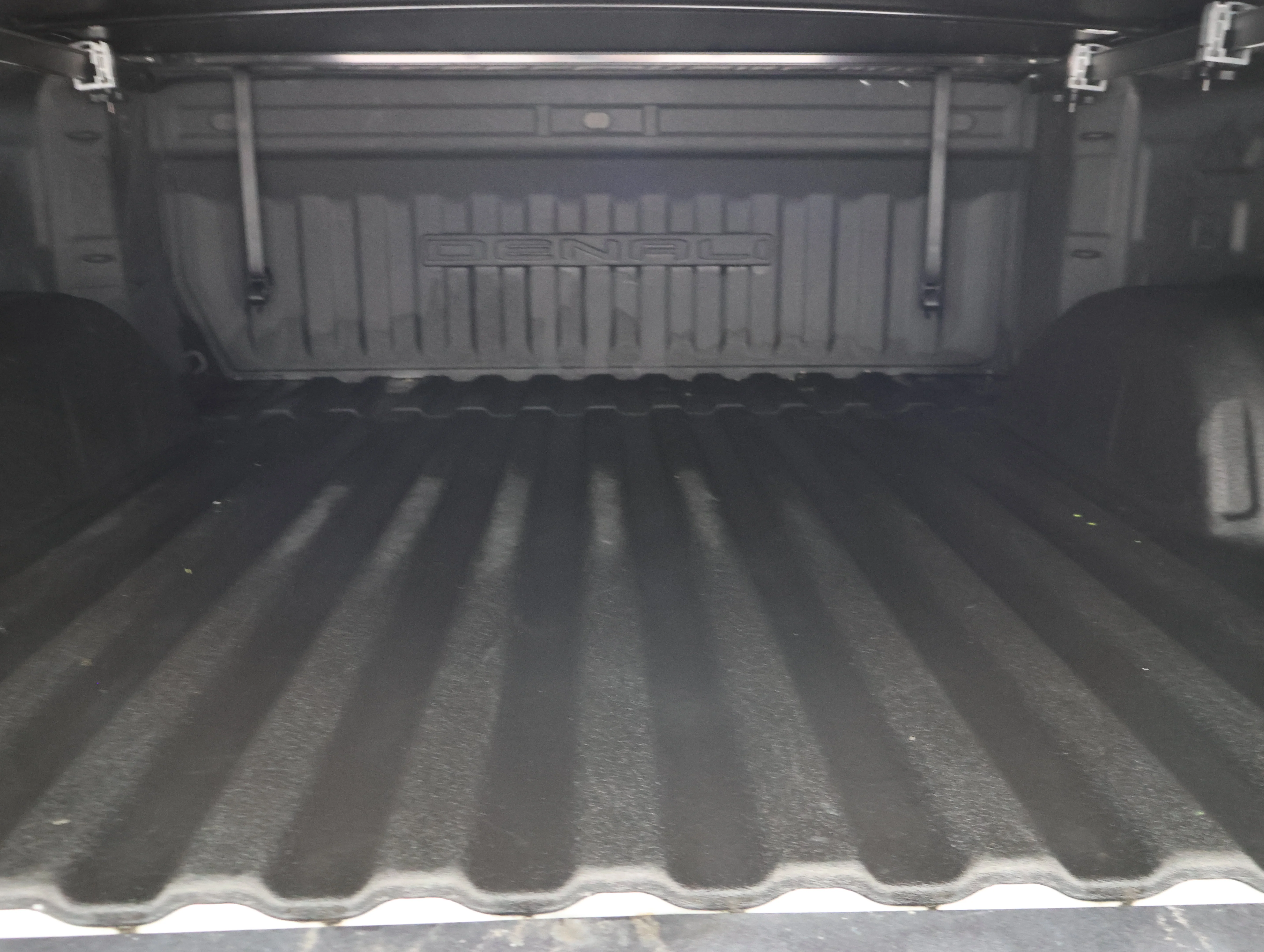 Used 2022 White Frost Tricoat GMC Denali image 30