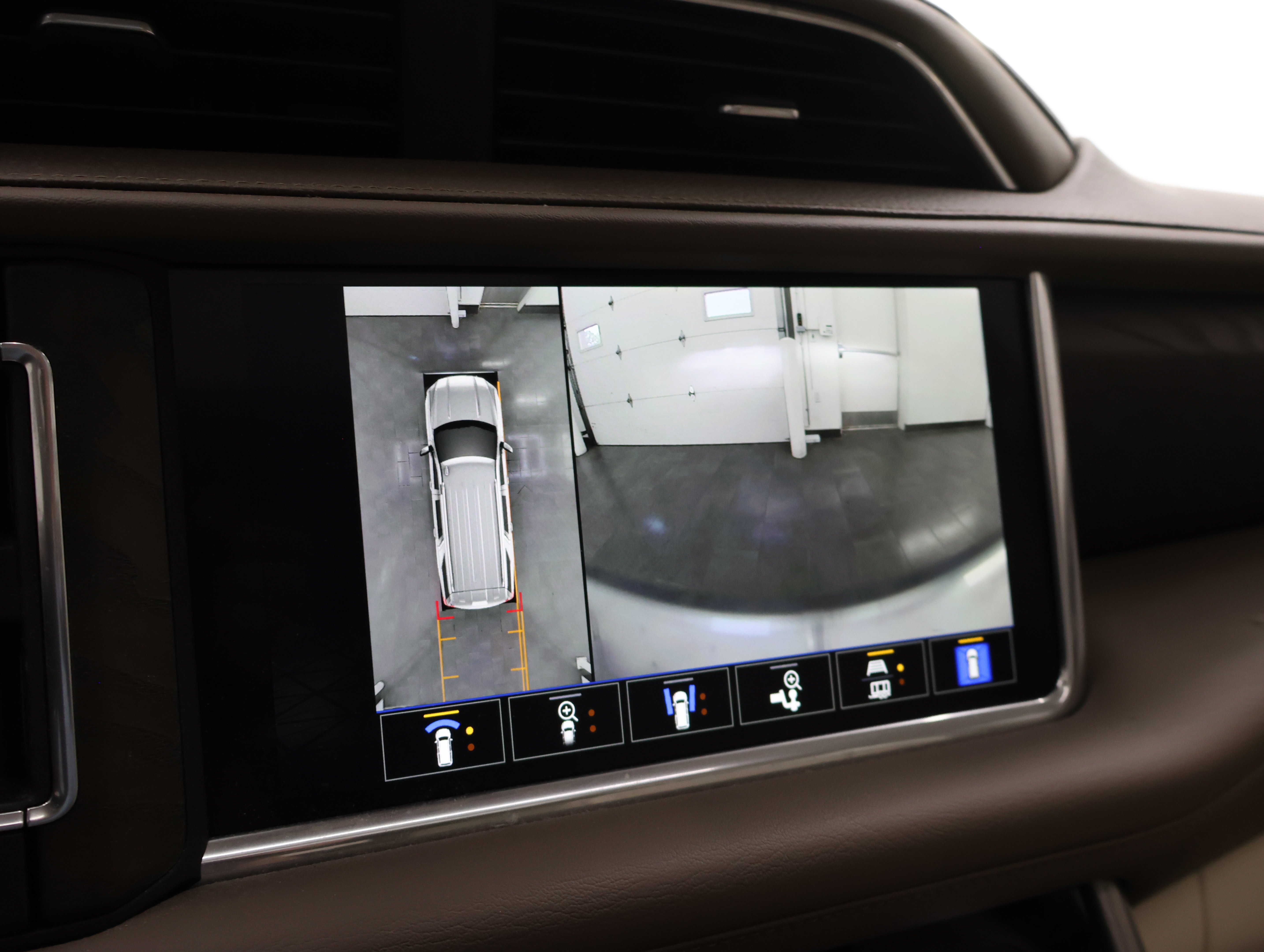 Used 2022 Redwood Metallic GMC Denali image 18