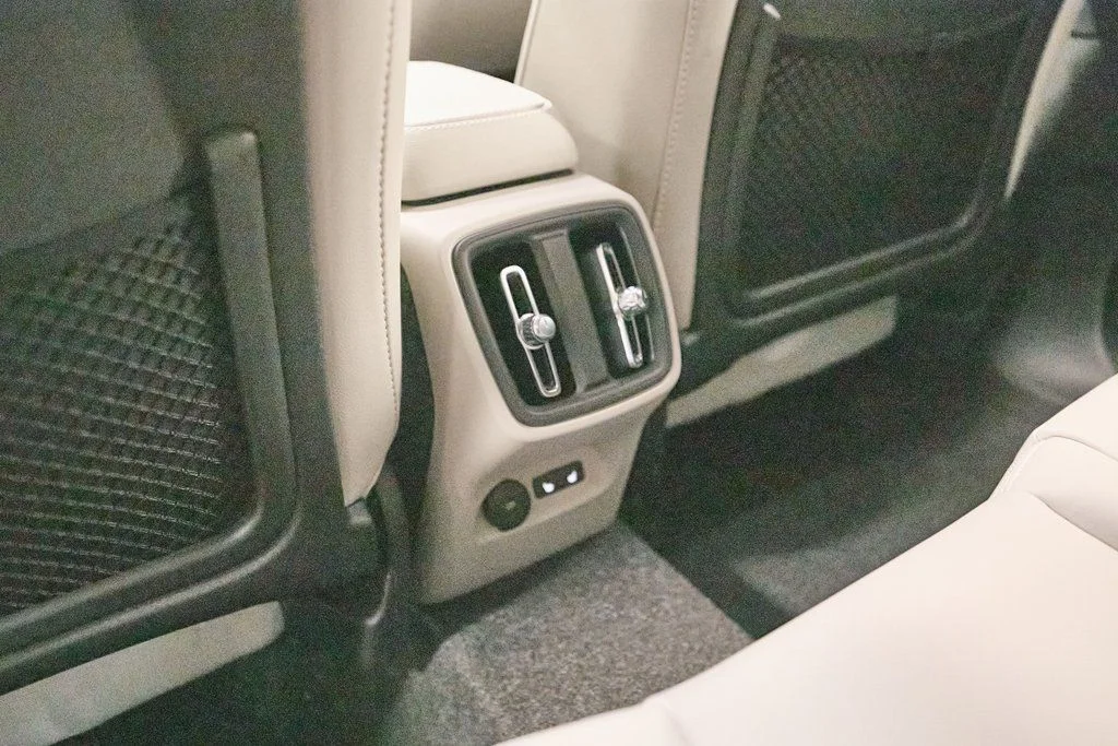 2026 Volvo XC40 Plus - Photo 14