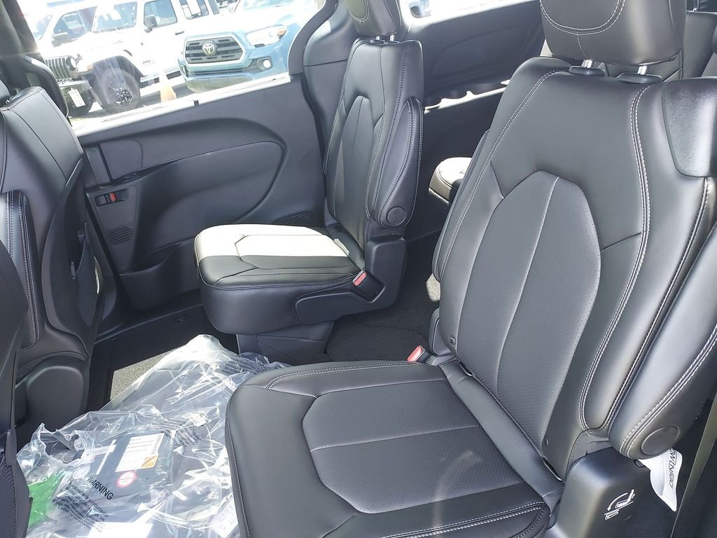 New 2027 Diamond Black Crystal Pearl-Coat Exterior Paint Chrysler LX image 27