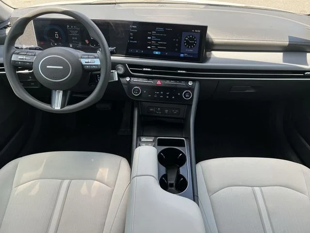 Used 2025 White Hyundai SEL image 17