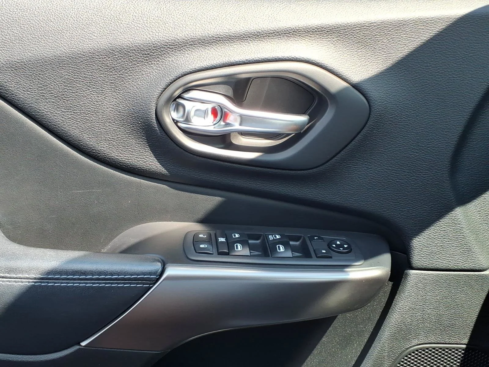 Used 2020 Velvet Red Pearlcoat Jeep Latitude image 24