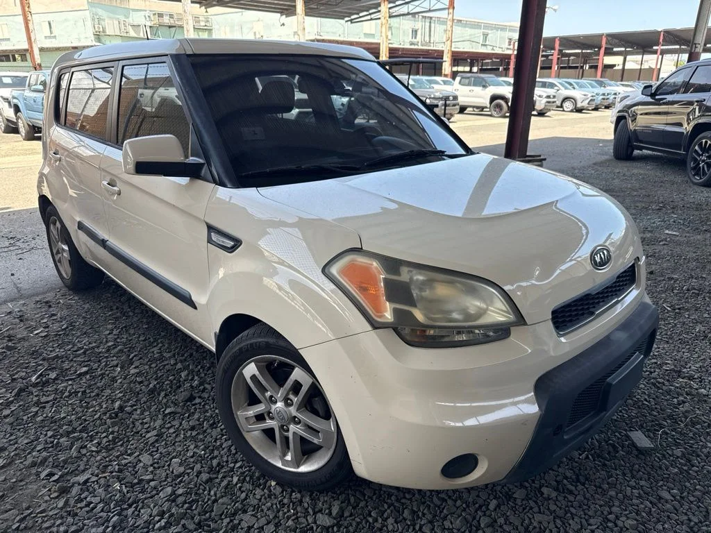 Used 2011  Kia Plus image 3