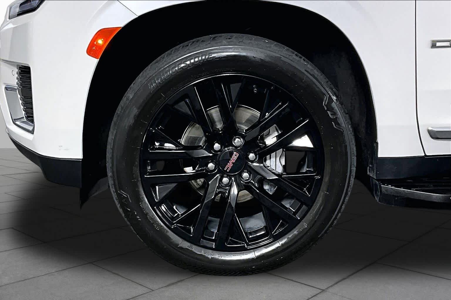 Used 2023 White Frost Tricoat GMC Denali image 10