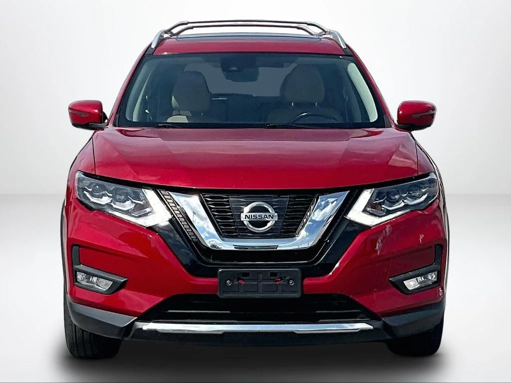 Used 2017 Red Nissan SL image 4