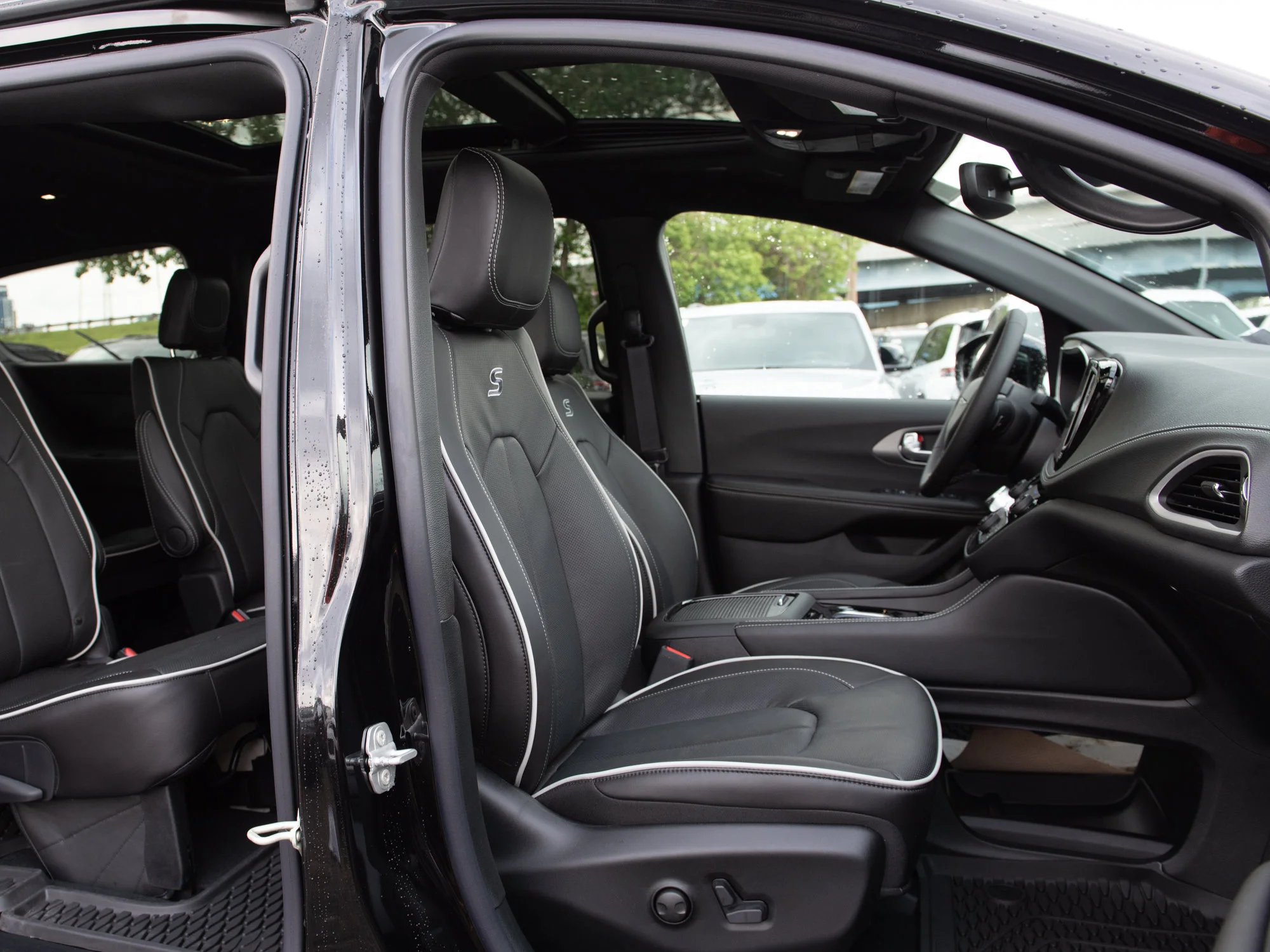 New 2027 Black Chrysler Limited* AWD image 28