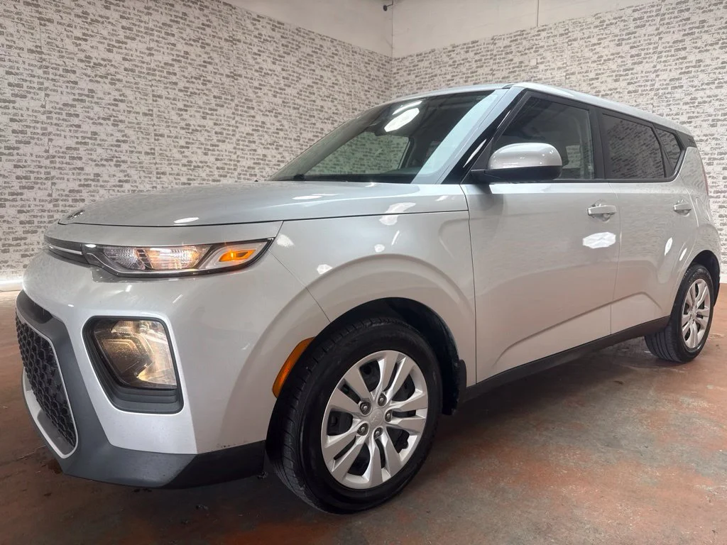 Used 2020 Sparkling Silver Kia LX image 3
