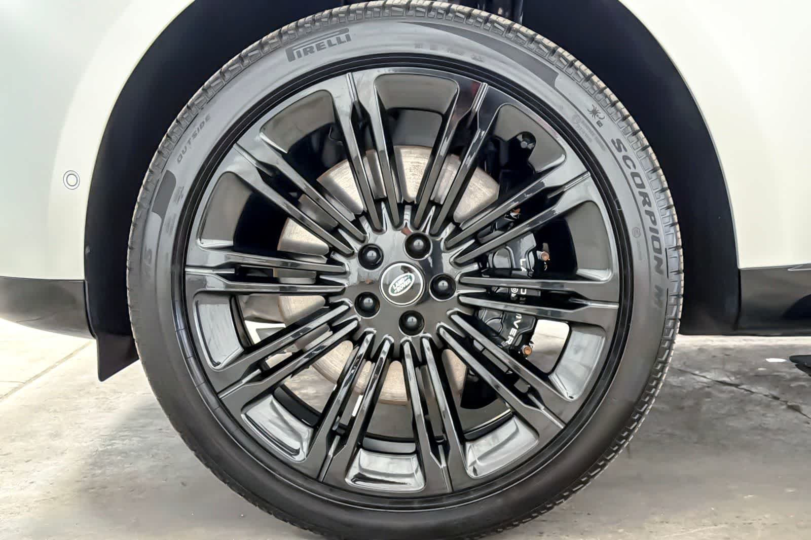 Used 2025  Land Rover Autobiography image 27