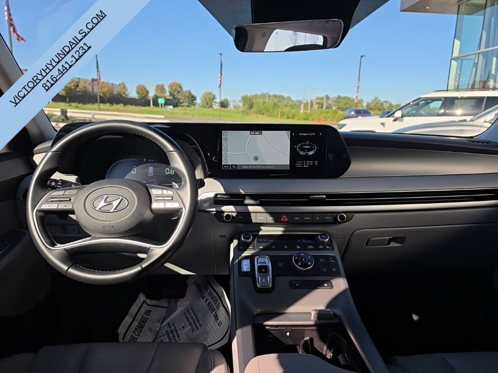 Used 2025 White Hyundai SEL image 32