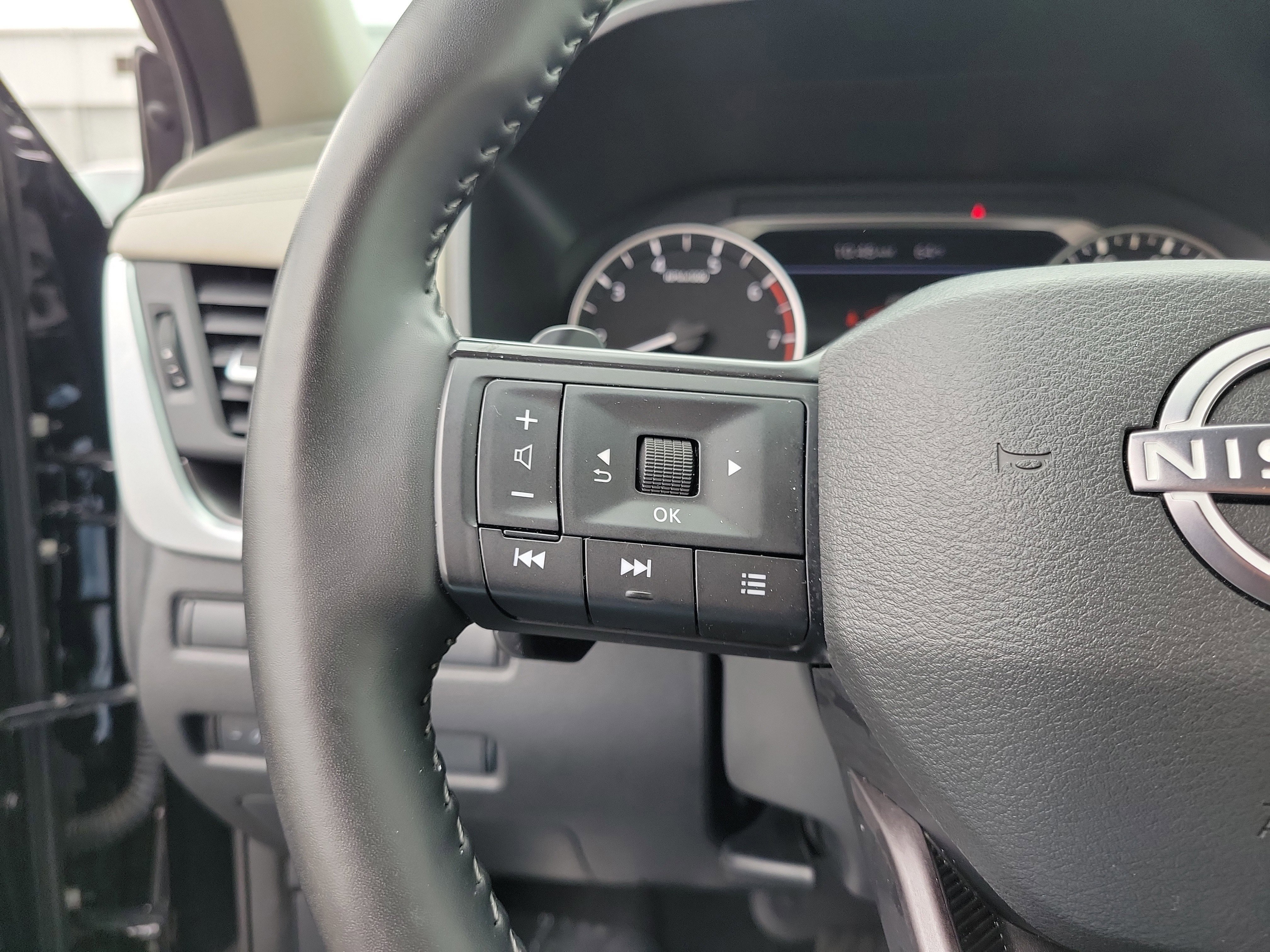 Used 2025 Super Black Nissan SV image 22