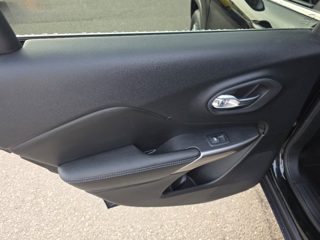 Used 2019 Diamond Black Crystal Pearl Coat Jeep Latitude Plus image 29