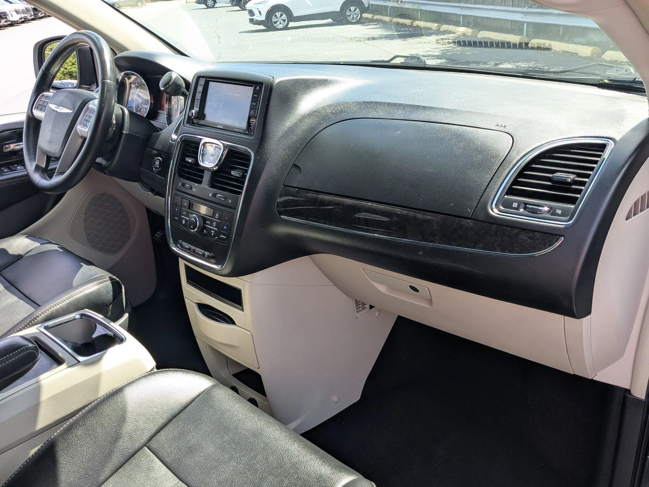 Used 2015 Brilliant Black Crystal Pearlcoat Chrysler Touring-L image 30
