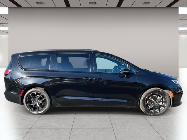 Used 2025 Black Chrysler Limited image 2