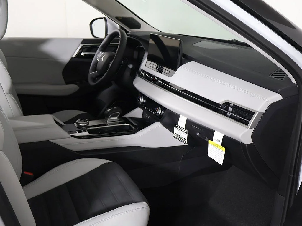 2025 Mitsubishi Outlander SE - Photo 28