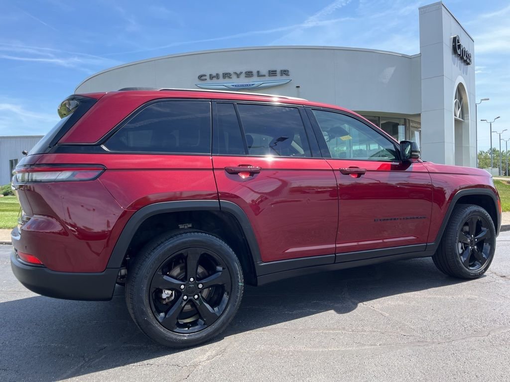 Used 2023 Velvet Jeep Limited image 46