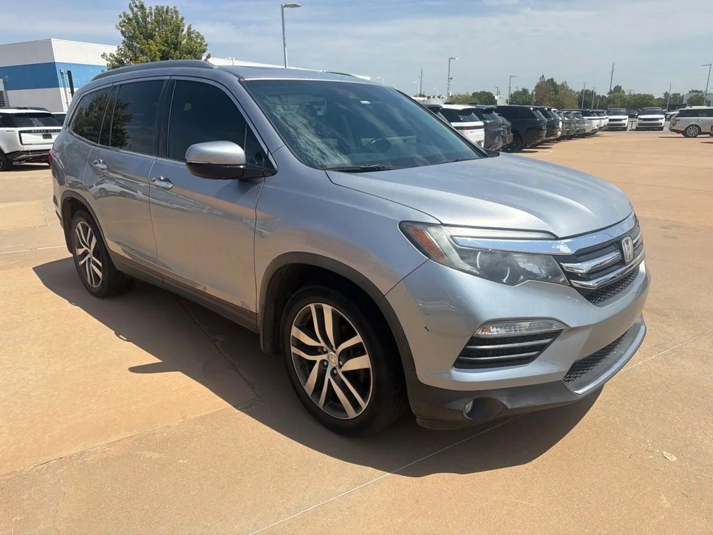 Used 2017 Lunar Silver Metallic Honda Elite image 4