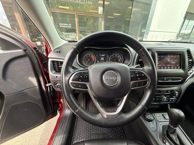 Used 2019 Velvet Red Pearlcoat Jeep Latitude Plus image 10