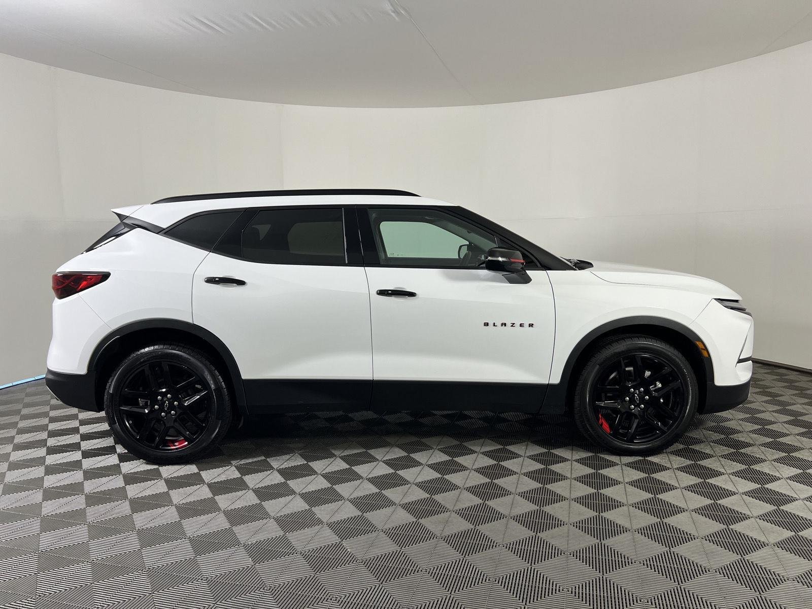 Used 2025 Summit White Chevrolet LT image 24