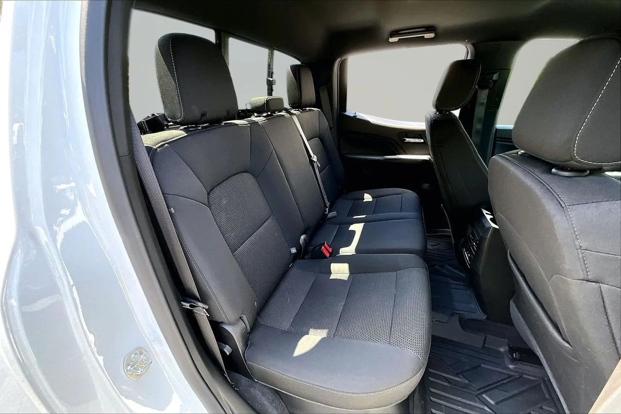 Used 2025 White GMC Elevation image 23