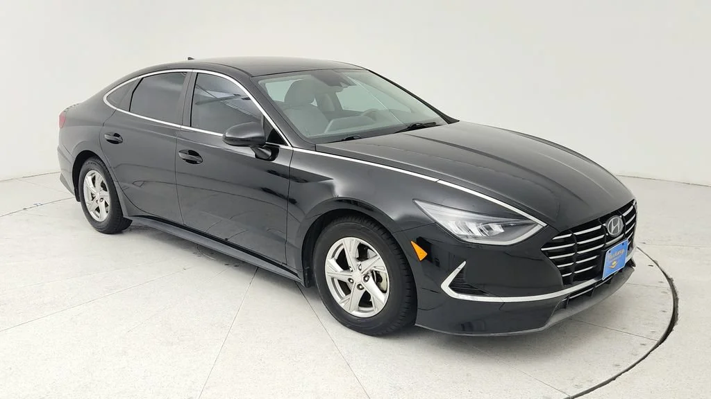 Used 2021 Black Hyundai SE image 1
