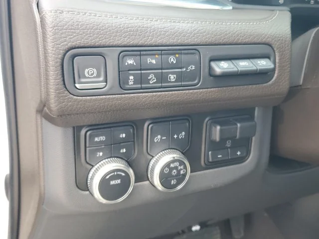 Used 2022 WHITE FROST TRICOAT GMC Denali image 16