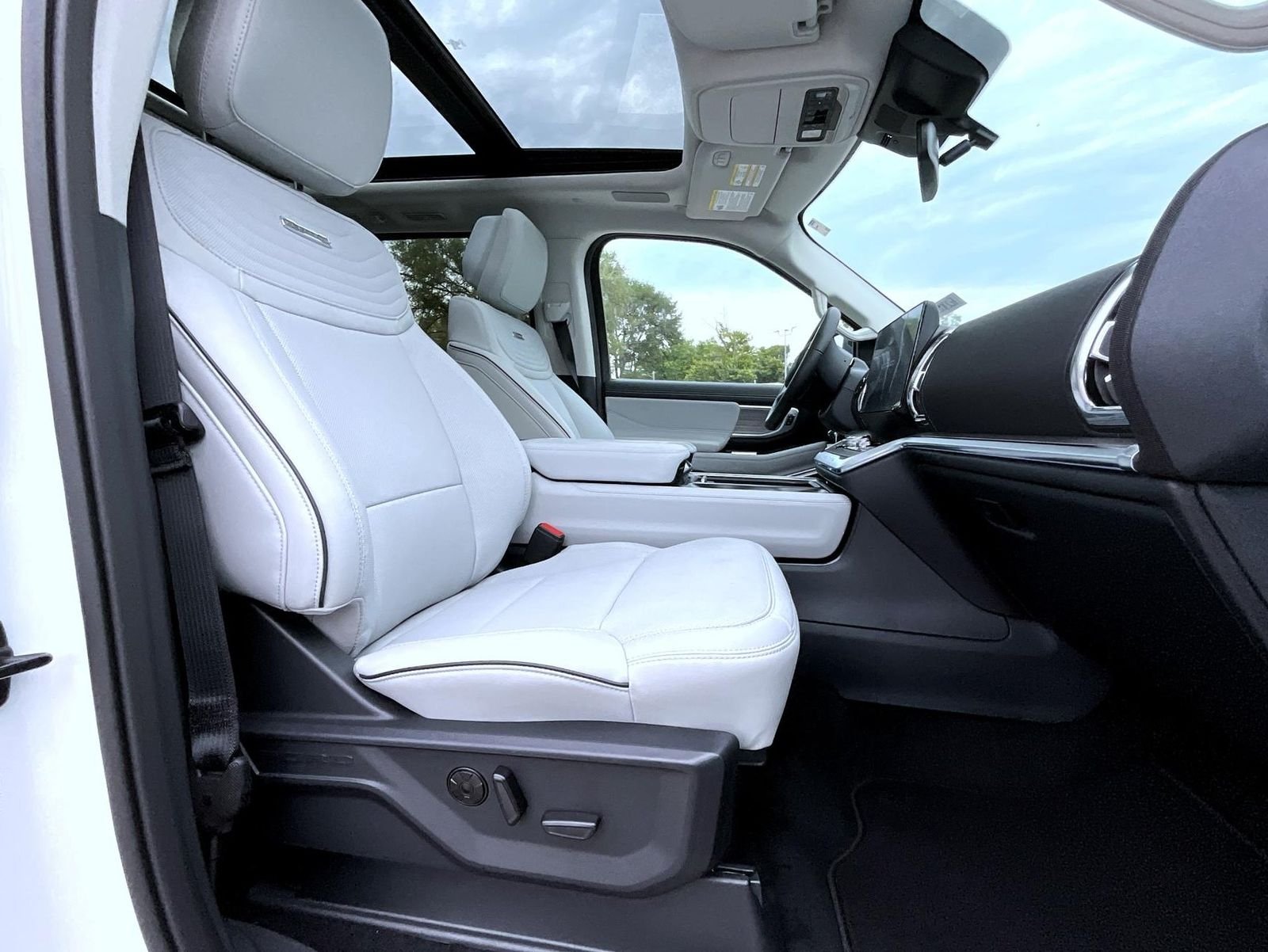 New 2027 Star White Metallic Tri-Coat Ford Platinum image 20