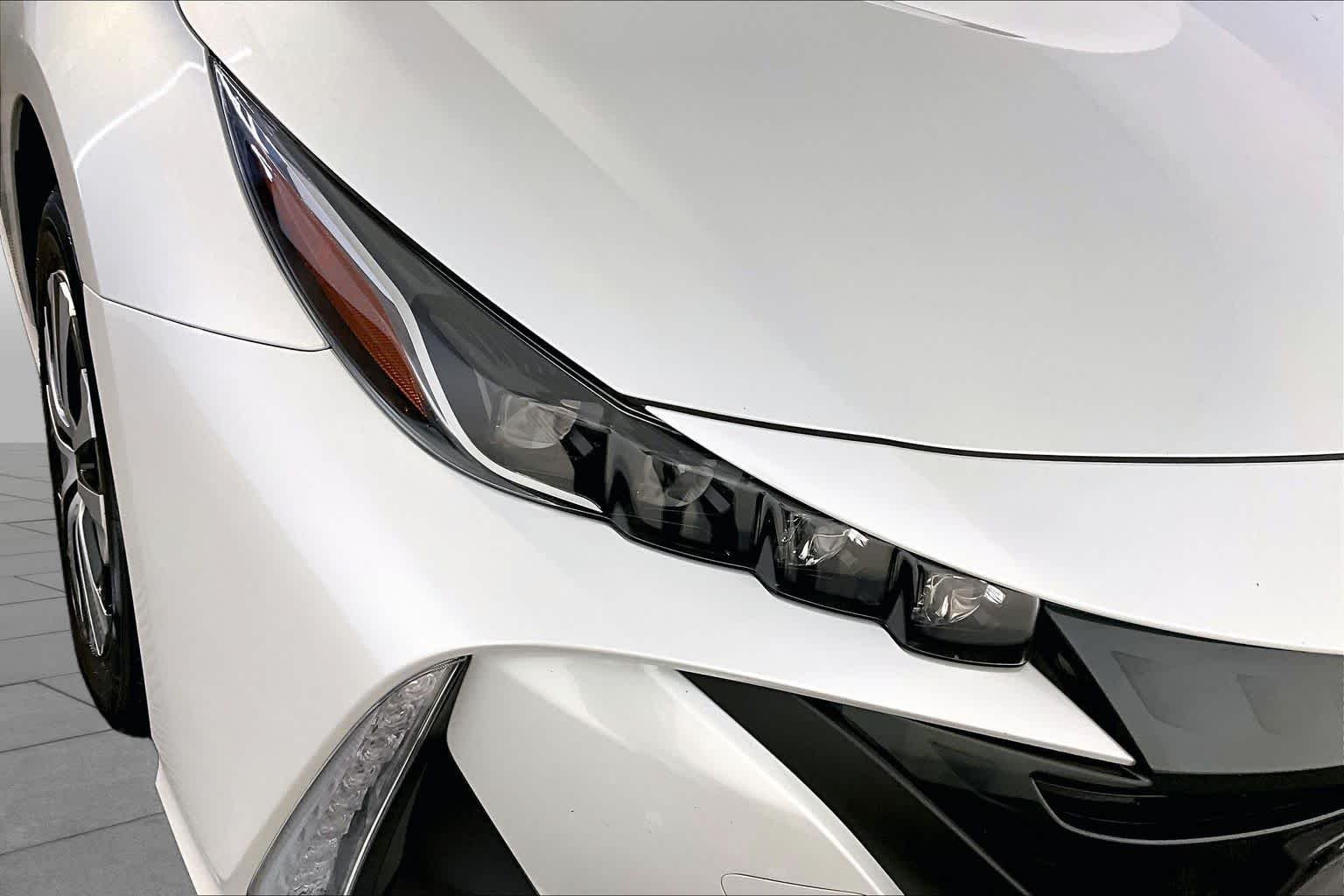 Used 2022 Wind Chill Pearl Toyota LE image 26