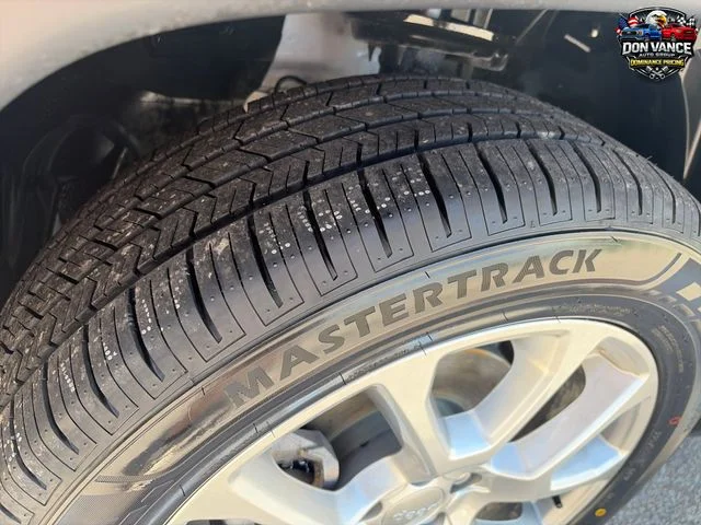 Used 2022 White Jeep Latitude Lux image 27