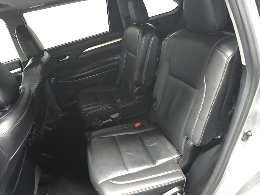 Used 2019 Silver Toyota XLE image 32