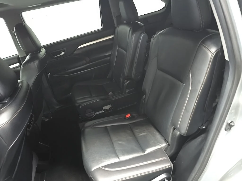 Used 2019 Silver Toyota XLE image 32